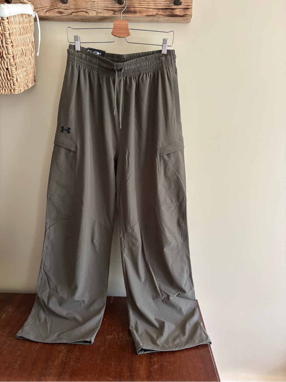 56.) NWT / MEN’S Under Armour Olive Cargo Track Pants